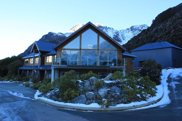 Aoraki Mt Cook Alpine Lodge