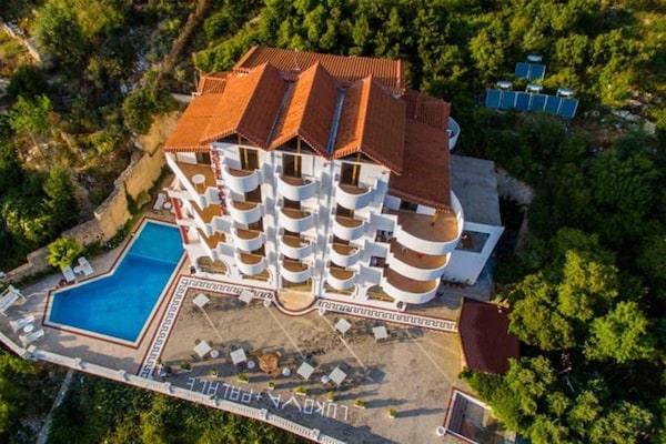 Paradise Lukova Hotel