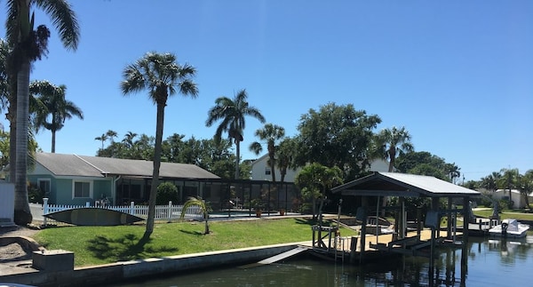 Tropical Waterfront/ Solar Heated Pool/Dock/Lift, Fishing,Firepit,Pet Friendly