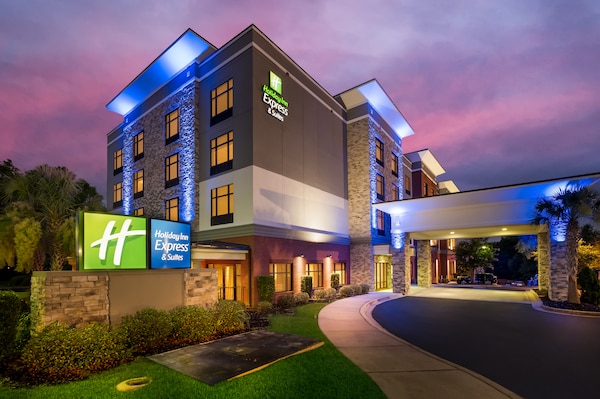 Holiday Inn Express & Suites Lexington an IHG Hotel