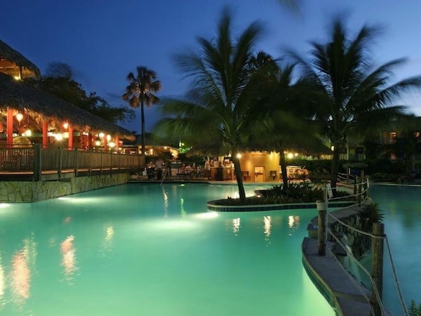 Lifestyle Resort, Tropical Junior Suite {gold/blue Status Braclet}