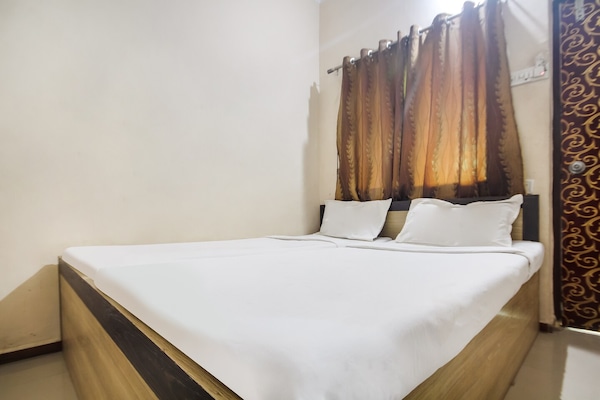 Spot On 49992 Aims Residency Deluxe Lodge