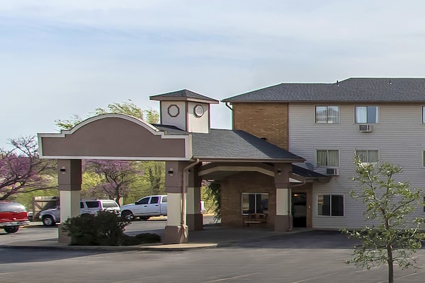 Econo Lodge Inn & Suites