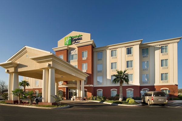 Holiday Inn Express & Suites Uvalde