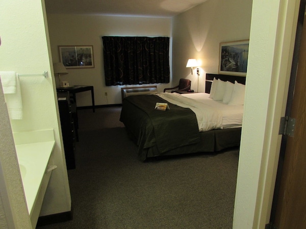 Quality Inn & Suites West Omaha - NE Linclon