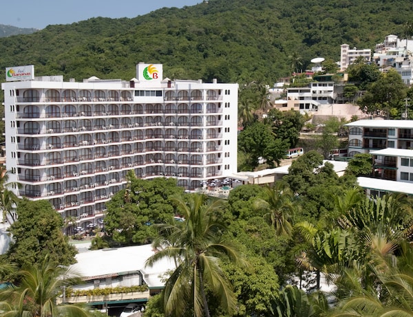 Real Bananas Hotel & Villas
