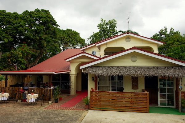 Robyanne's Lodge & Restaurant