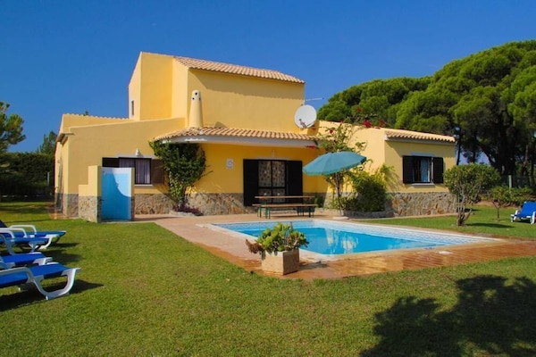 Fantastic Villa With Large Garden & Private Pool-quiet Area Near Quinta Do Lago