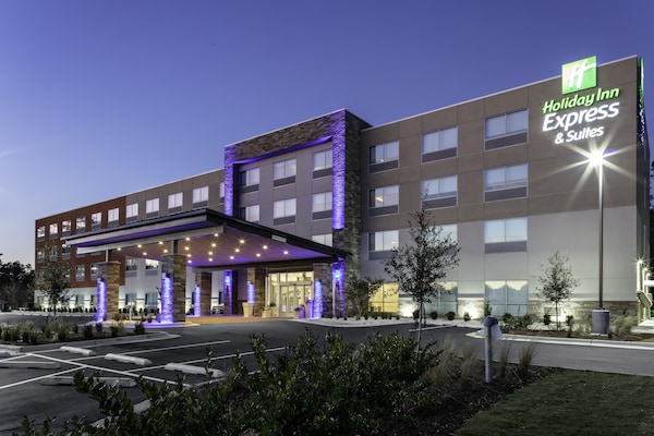 Holiday Inn Express & Suites - Wilmington West - Medical Park, an IHG Hotel