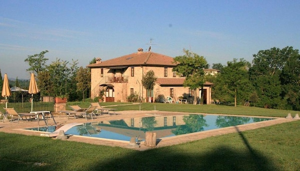 Charming Apartment With Pool - 40 Km Florence, 20 Km Siena, 15 Km S. Gimignano