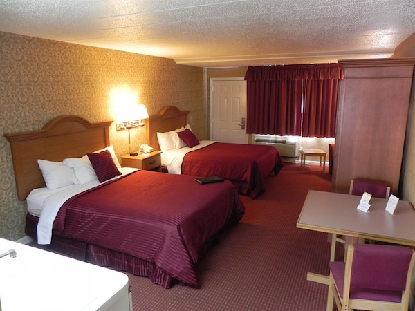 Hotel Admiralty Inn and Suites