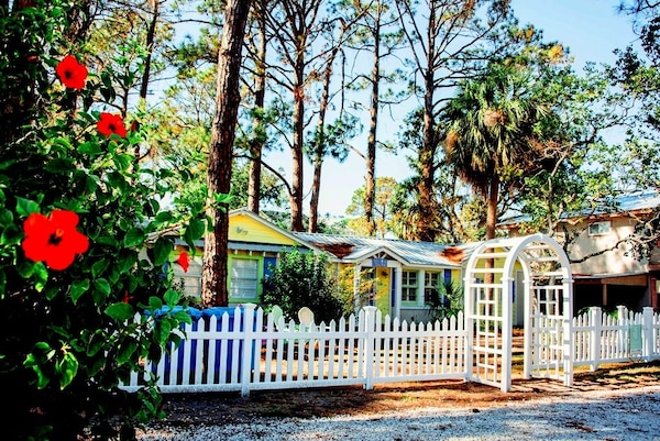 Sandy Toes . Ground Level Cottage. Pets, 4 Blocks To Beach Wifi