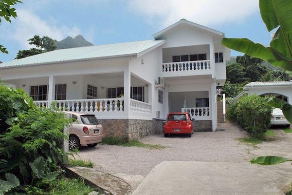 Rowsvilla Self Catering Guest House
