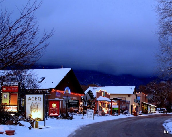 Snowmansion Taos Hostel Ski Lodge Inn & Campground