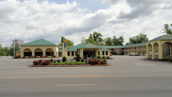 Golden Manor Inn & Suites