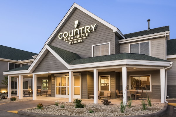 Country Inn & Suites by Radisson, Chippewa Falls, WI