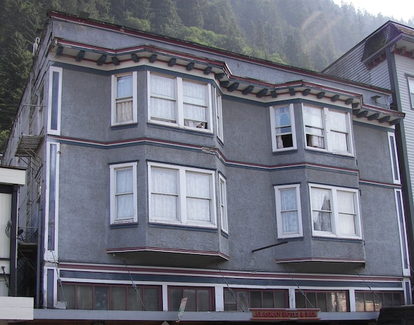 Alaskan Hotel And Bar