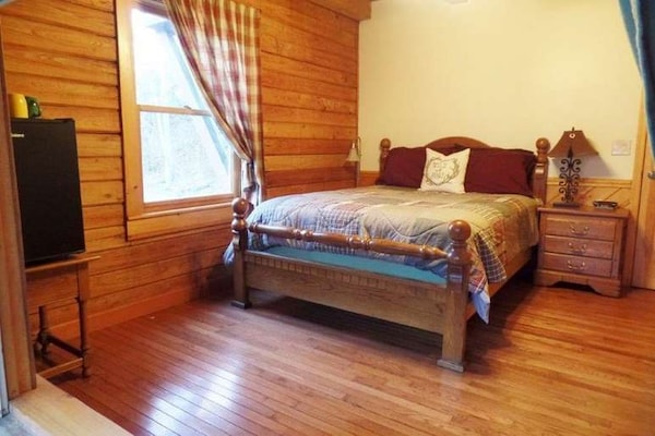 Entire House / Apartment Fontana Lake Cabin W/ Private Dock , Fishing Pond, Huge  Covered Porch & 50+ Acre, Robbinsville, USA 