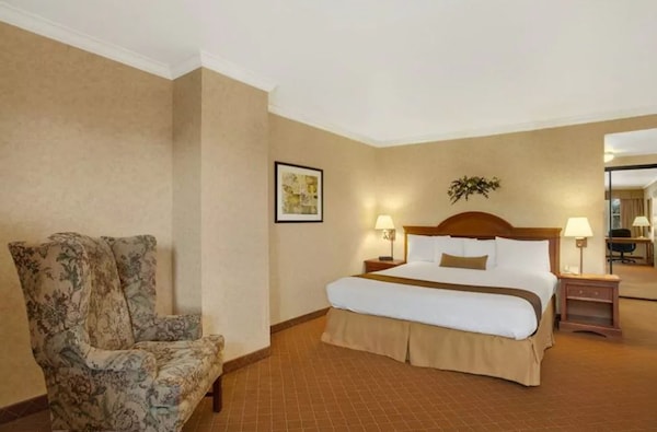 Holiday Inn Express & Suites Camarillo, An Ihg Hotel