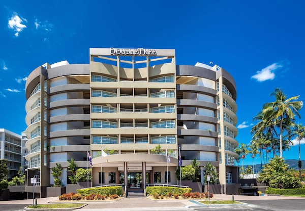 DoubleTree by Hilton Cairns