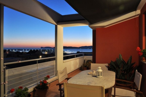 Red & Blue-Charming apartment with terraces overlooking the sea, 50 m from the beach