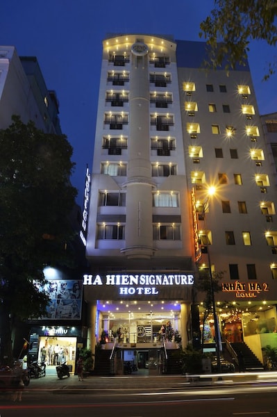 Cozy Midnight Hotel - Near Ben Thanh Market