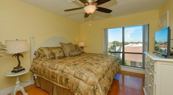 Siesta Key Beach - 2 Bedroom - 3 Beds - 3 Bathroom Duplex With Heated Swimming Pool