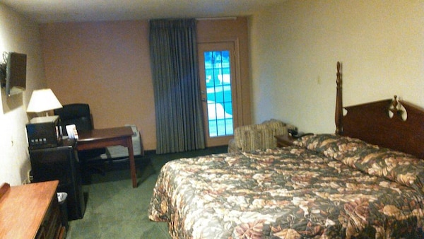 Pinewood Inn & Suites