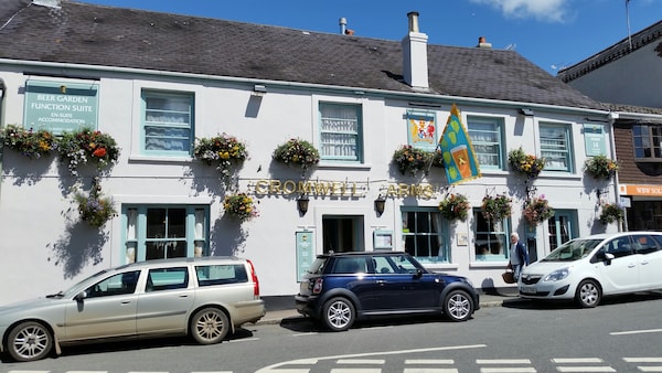The Cromwell Arms Inn