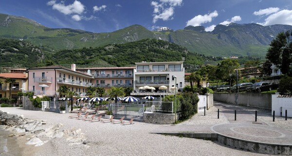 Castello Lake Front Hotel