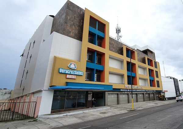 Oyo 160 Veracruz Suites Hotel
