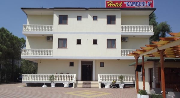 Kamberi Hotel & Apartments