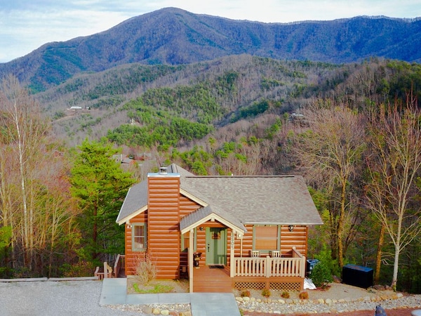 Valley-view Cabin W/ Jacuzzi Tub & Covered Deck For Outdoor Entertainment!
