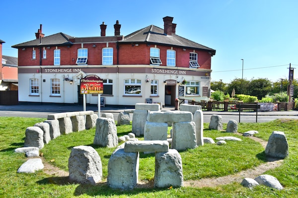 Stonehenge Inn & Carvery