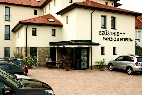 Ezusthid Hotel