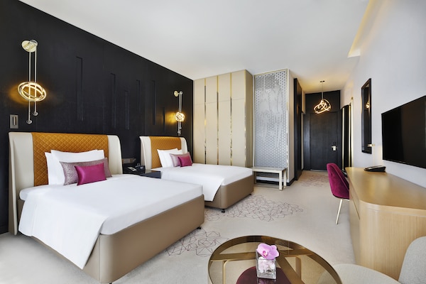 AlRayyan Hotel Doha, Curio Collection by Hilton