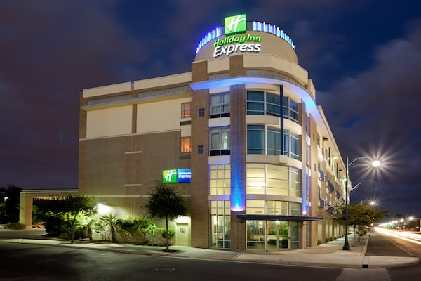 Holiday Inn Express & Suites San Antonio Rivercenter Area