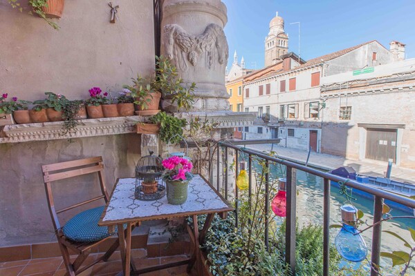 Ca Cammello - private terrace and canal view