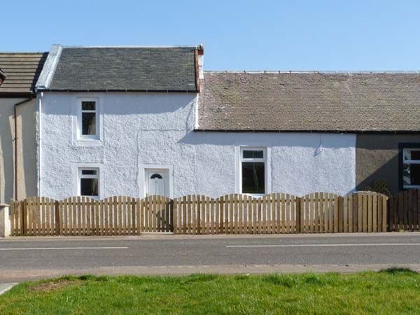Sky Blue Cottage, Pet Friendly, With A Garden In Braehead, Ref 11265