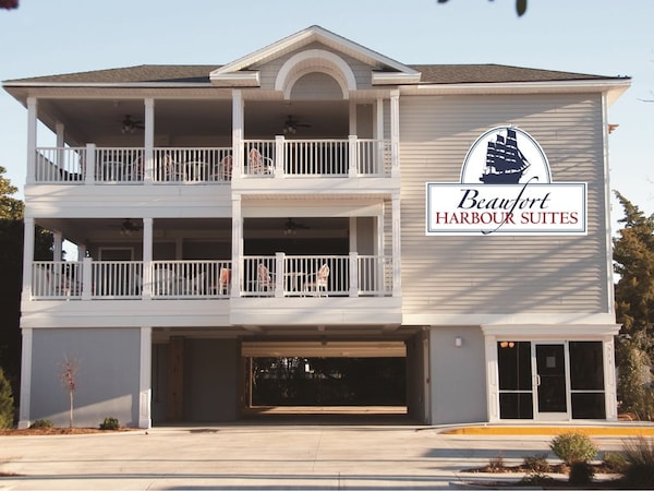 Pet Friendly Rooms Available, Short Walk To Historic Beaufort Waterfront
