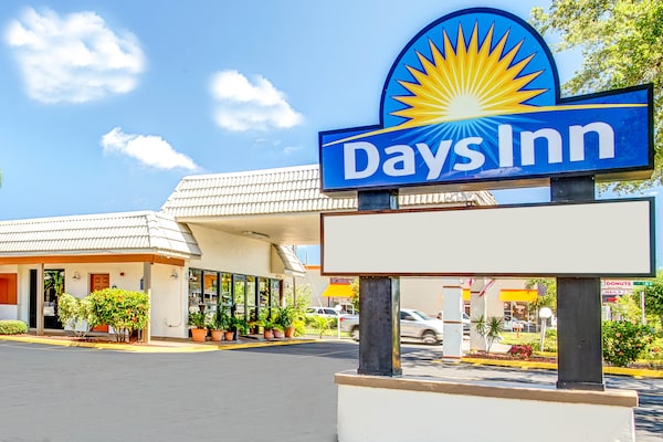 Days Inn By Wyndham St. Petersburg Central