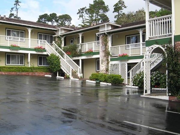 Hotel Carmel Inn & Suites