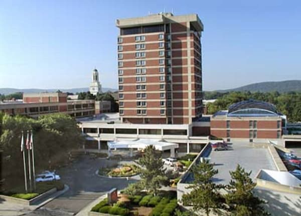 Holiday Inn and Suites Pittsfield/Berkshires