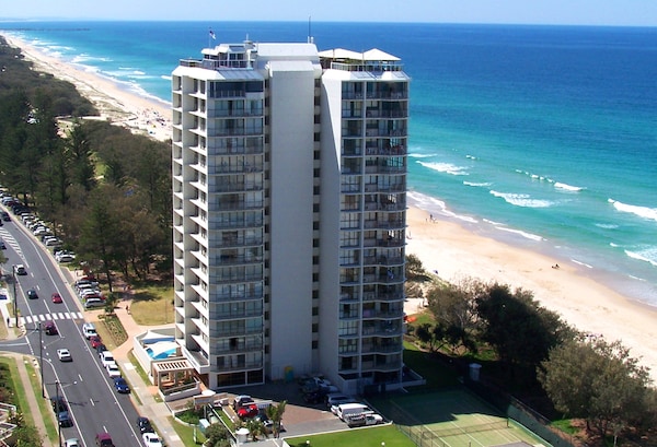 Golden Sands On The Beach - Absolute Beachfront Apartments