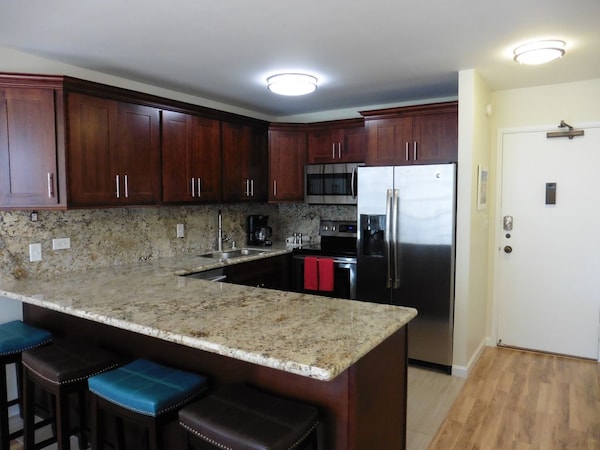 Better Than A Hotel! 1 Bedroom, Full Kitchen, Secure Building Parking Included