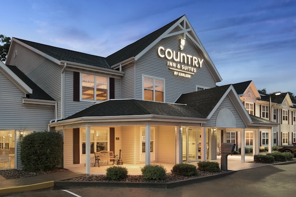 Country Inn & Suites by Radisson, Platteville, WI