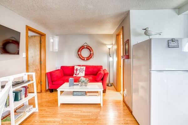Charming Dog-friendly Cottage One Block From The Beach & Close To Downtown!