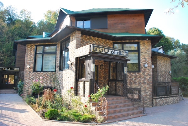 Hillden Lodge & Restaurant