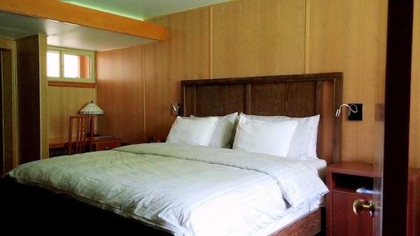 King Bed - Private Entry In A Boutique Style Historic Motel