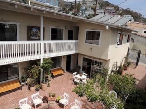 Hotel Catalina's Courtyard Garden Suites